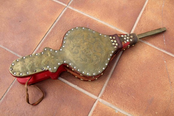 Старинные меха для розжига огня в камине, печи, очаге