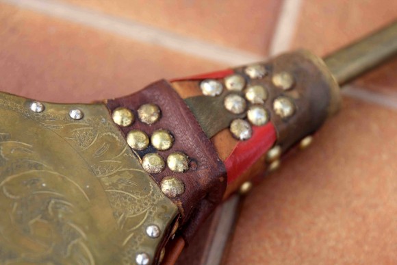 Старинные меха для розжига огня в камине, печи, очаге