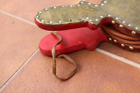 Старинные меха для розжига огня в камине, печи, очаге