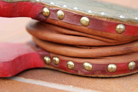 Старинные меха для розжига огня в камине, печи, очаге