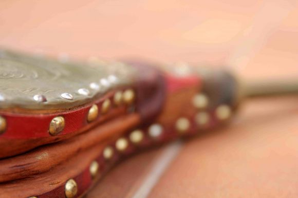 Старинные меха для розжига огня в камине, печи, очаге