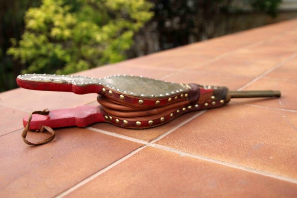 Старинные меха для розжига огня в камине, печи, очаге