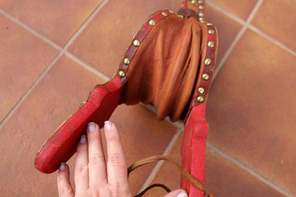 Старинные меха для розжига огня в камине, печи, очаге