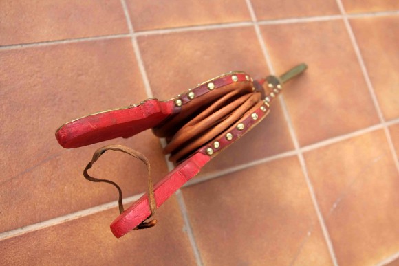 Старинные меха для розжига огня в камине, печи, очаге