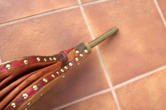 Старинные меха для розжига огня в камине, печи, очаге