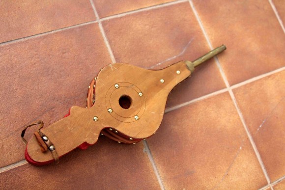 Старинные меха для розжига огня в камине, печи, очаге