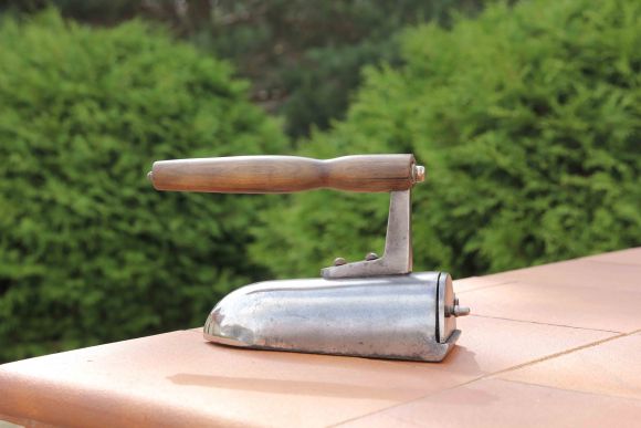 Старинный тяжелый утюг в прекрасном состоянии.