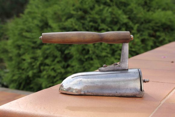 Старинный тяжелый утюг в прекрасном состоянии.