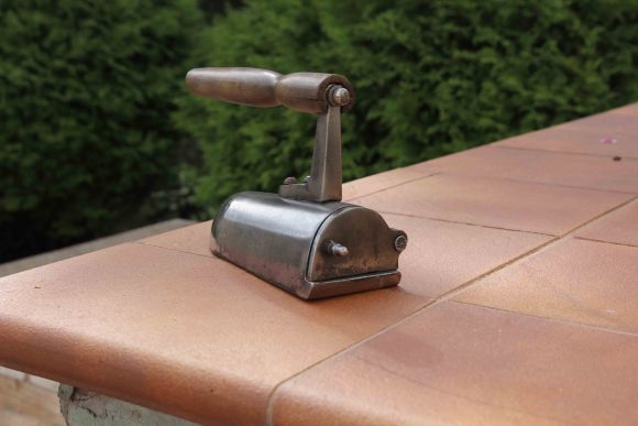 Старинный тяжелый утюг в прекрасном состоянии.