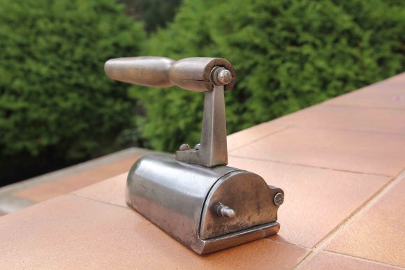 Старинный тяжелый утюг в прекрасном состоянии.