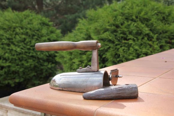 Старинный тяжелый утюг в прекрасном состоянии.