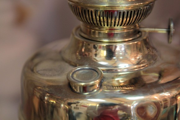 Старинная, полностью латунная керосиновая лампа