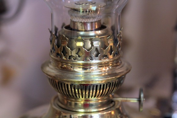 Старинная, полностью латунная керосиновая лампа
