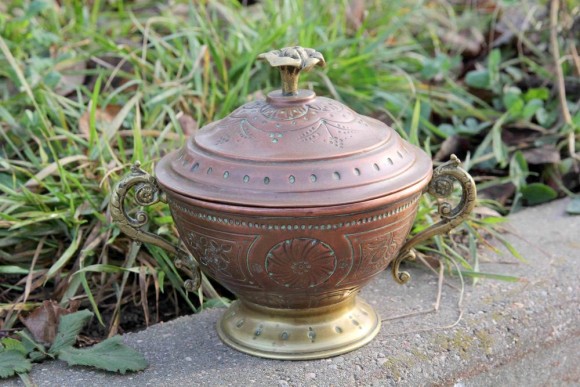 Миленькая антикварная конфетница из меди .Европа. Начало 20 века