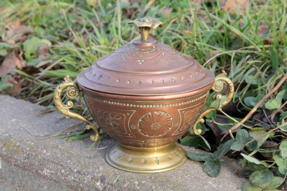 Миленькая антикварная конфетница из меди .Европа. Начало 20 века