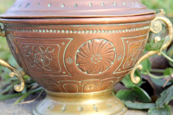 Миленькая антикварная конфетница из меди .Европа. Начало 20 века