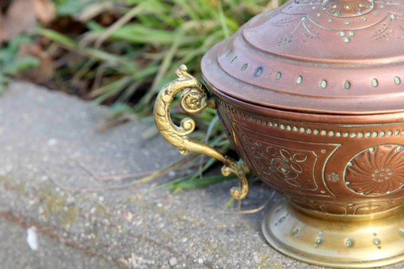 Миленькая антикварная конфетница из меди .Европа. Начало 20 века