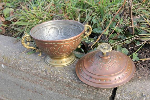 Миленькая антикварная конфетница из меди .Европа. Начало 20 века