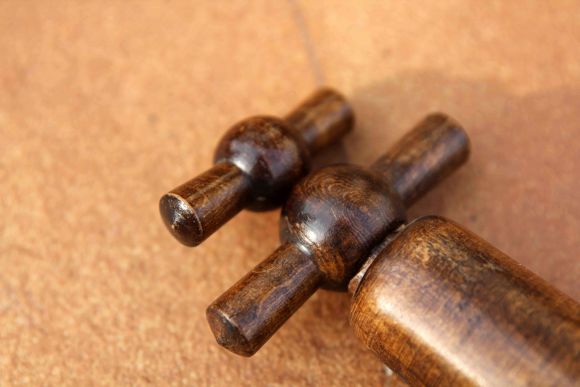 Деревянный штопор из массива вишни