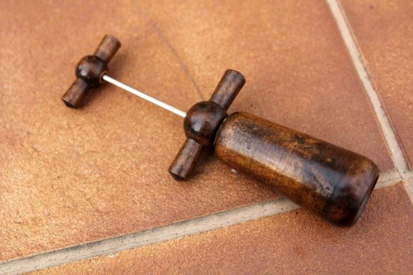 Деревянный штопор из массива вишни