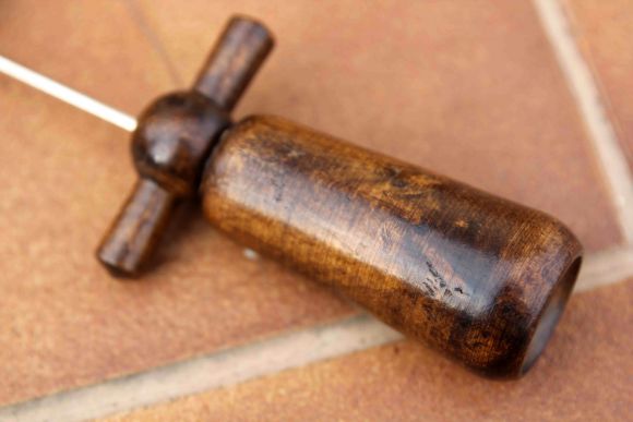 Деревянный штопор из массива вишни