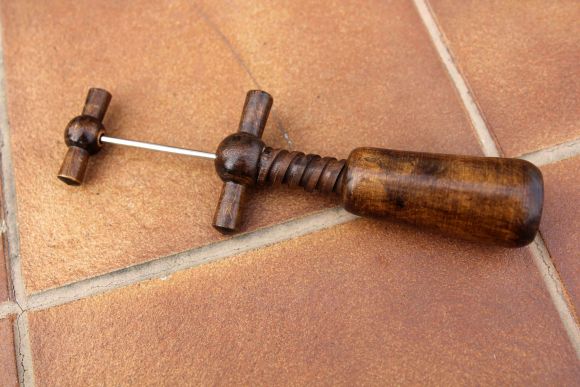 Деревянный штопор из массива вишни