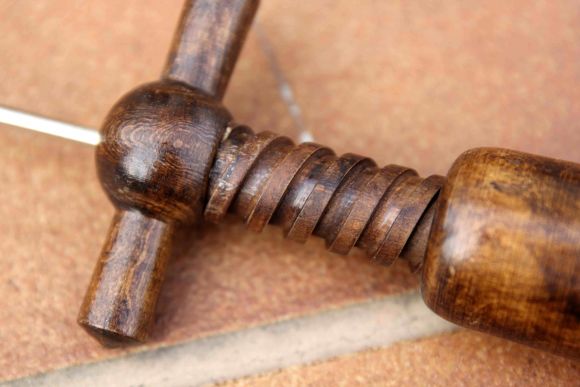 Деревянный штопор из массива вишни