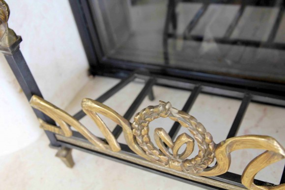 Старинный каминный колосник - подставка под дрова