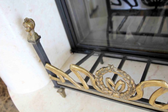 Старинный каминный колосник - подставка под дрова