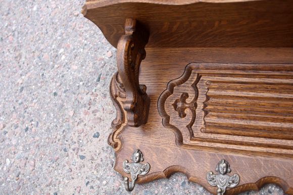 Изящная настенная резная вешалка.  