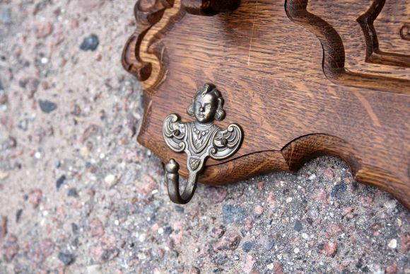 Изящная настенная резная вешалка.  