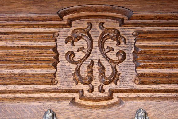 Изящная настенная резная вешалка.  