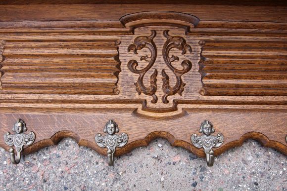 Изящная настенная резная вешалка.  