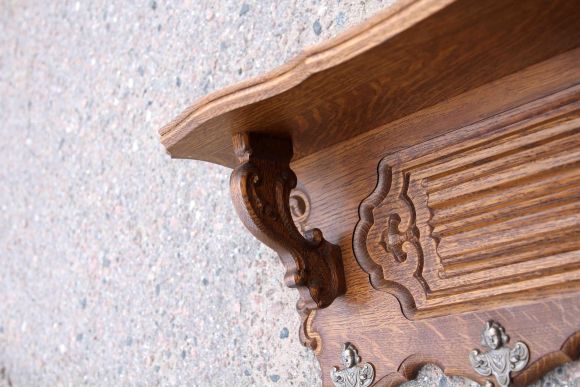 Изящная настенная резная вешалка.  