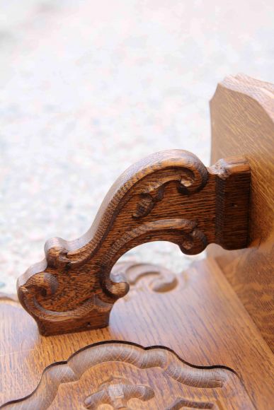 Изящная настенная резная вешалка.  