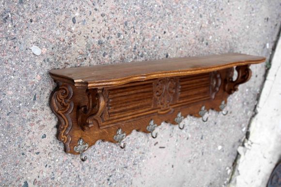 Изящная настенная резная вешалка.  