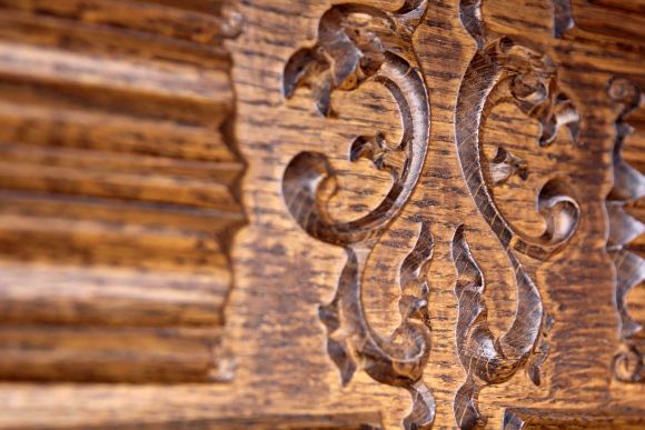 Изящная настенная резная вешалка.  