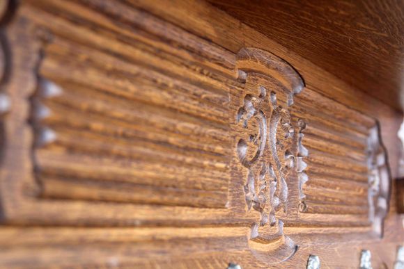 Изящная настенная резная вешалка.  