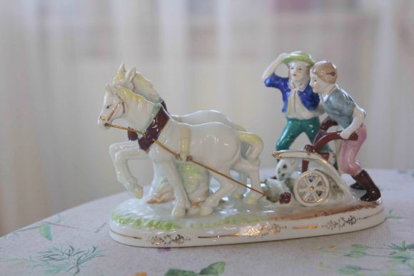 Антикварная жанровая статуэтка "пахари". Европа. Середина 20в.