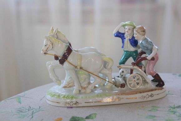 Антикварная жанровая статуэтка "пахари". Европа. Середина 20в.