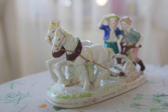 Антикварная жанровая статуэтка "пахари". Европа. Середина 20в.