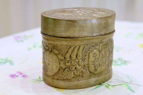 Замечательная латунная шкатулочка овальная форма