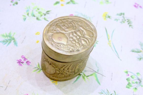 Замечательная латунная шкатулочка овальная форма