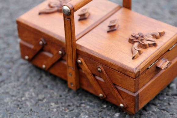 Маленький сундучок - шкатулка для рукоделия 