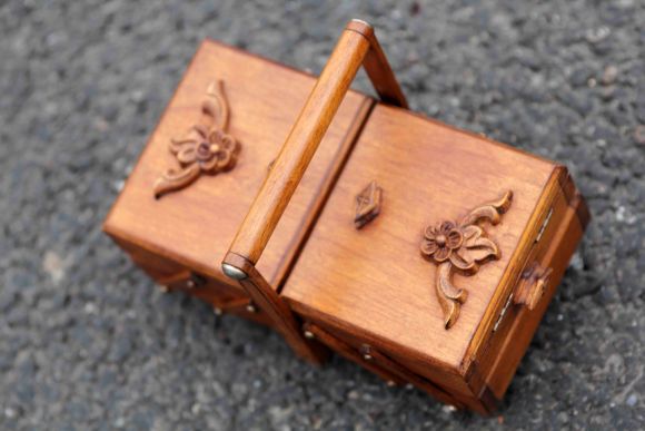 Маленький сундучок - шкатулка для рукоделия 