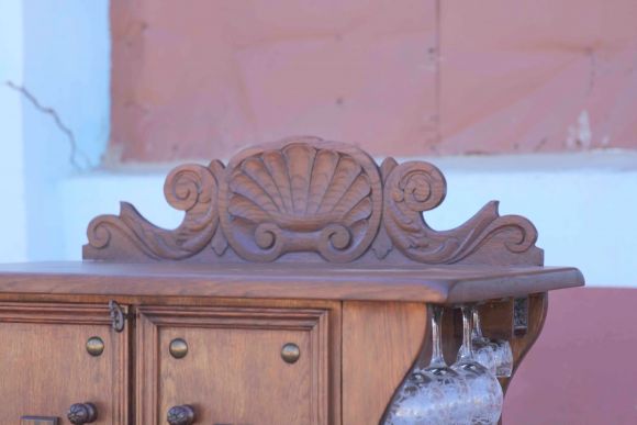 Старинный дубовый бар после полной реставрации