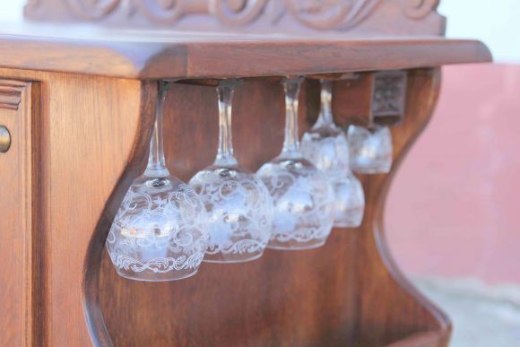 Старинный дубовый бар после полной реставрации