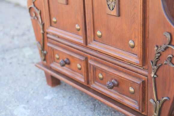 Старинный дубовый бар после полной реставрации