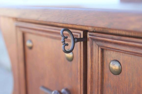 Старинный дубовый бар после полной реставрации