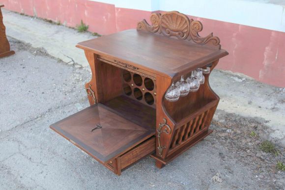 Старинный дубовый бар после полной реставрации